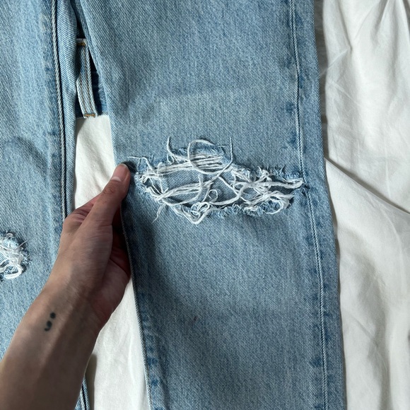 [SOLD] Levi’s Wedgie Straight High-Rise Lightwash Jean - Picture 4 of 12